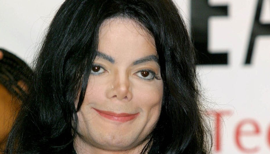 Michael Jacksons kiste er blevet kørt til et hemmeligt sted og det har påny sat gang i spekulationerne om, hvor han skal begraves