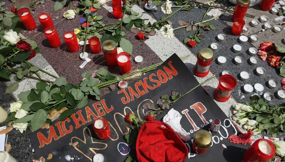 Michael Jackson-begravelses ceremonien er på tirsdag klokken 10 lokal tid