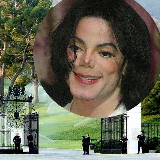 https://imgix.seoghoer.dk/media/se-og-hoer/michael-jackson/mjbegravesidag1-jpg.jpg