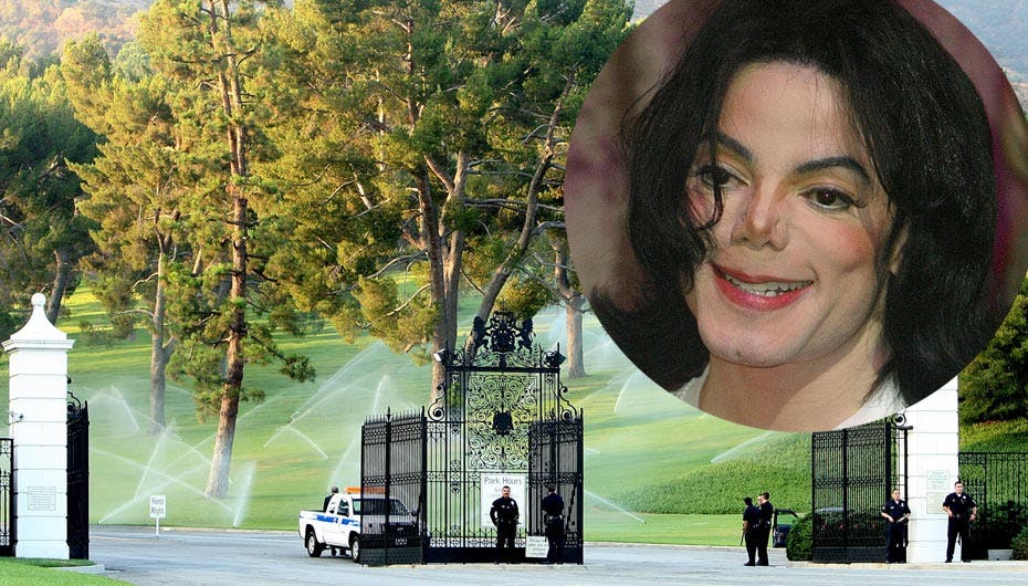 https://imgix.seoghoer.dk/media/se-og-hoer/michael-jackson/mjbegravesidag1-jpg.jpg