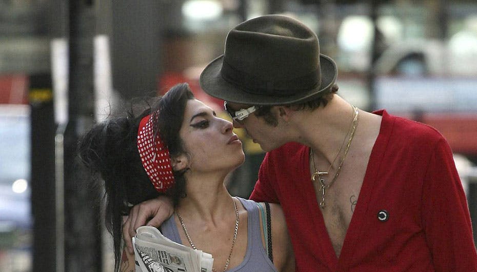 https://imgix.seoghoer.dk/media/se-og-hoer/musik-09/december/amy-og-blake-kysser-jpg.jpg