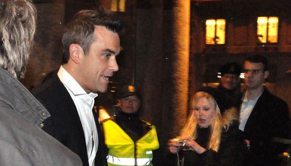 Robbie Williams forlader D'Angleterre, hvor fansene lige fik et par billeder og en autograf, inden han igen forlod Danmark