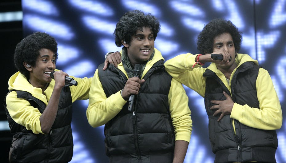 Daneshan, Danushan og Kautham synger om det, der fylder deres hoveder: piger