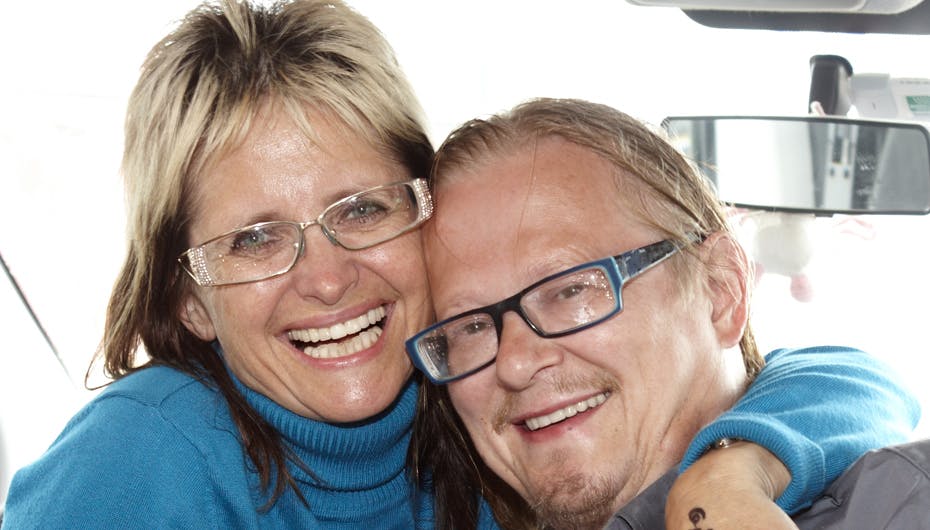 Det er ikke hæmningerne, der hæmmer Sussi og Leo, når de skal promovere deres nye video