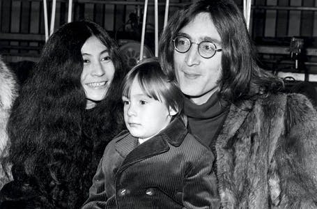 Julian sammen med far John og papmor Yoko i den tid, hvor Lucy inspirerede Lennon til den legendariske sang