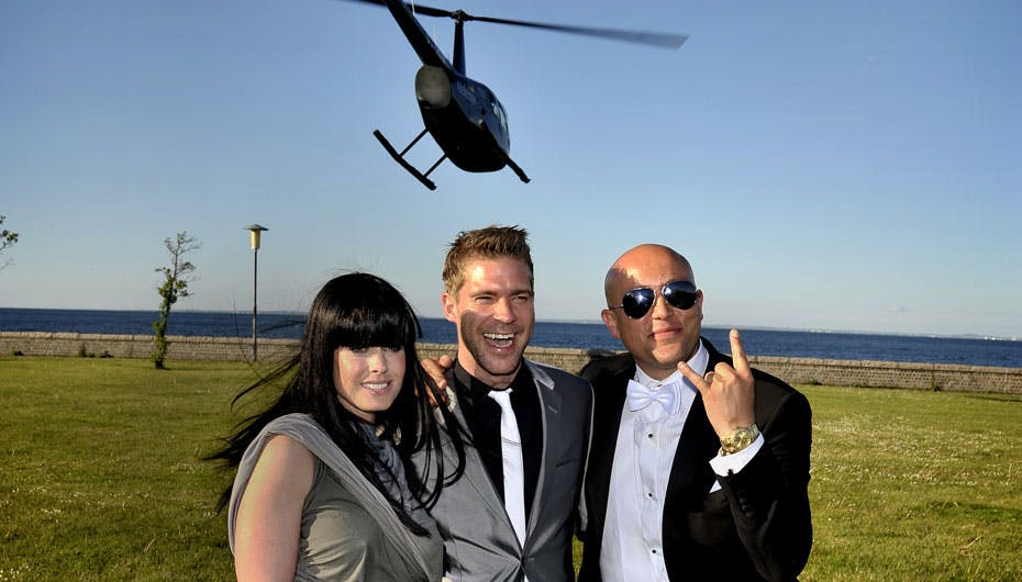 Som i de gode gamle og rige dage: Lene, Søren og René ankom i helikopter til bryllupsfesten