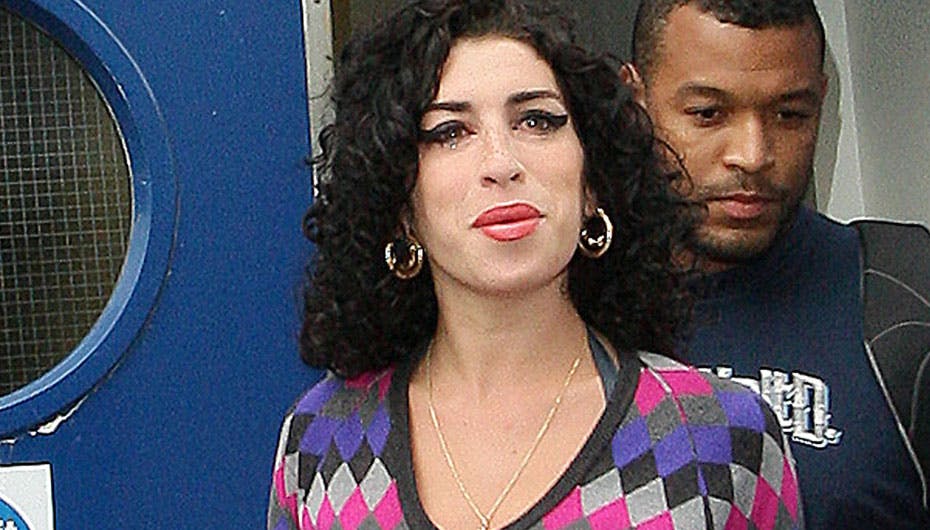 Amy Winehouse indrømmer, at hun har været utro, mens ægtemanden ruskede tremmer