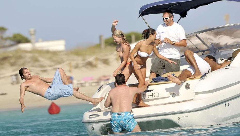James Blunt tager den store tur ud i vandet, mens vennerne morer sig på båden