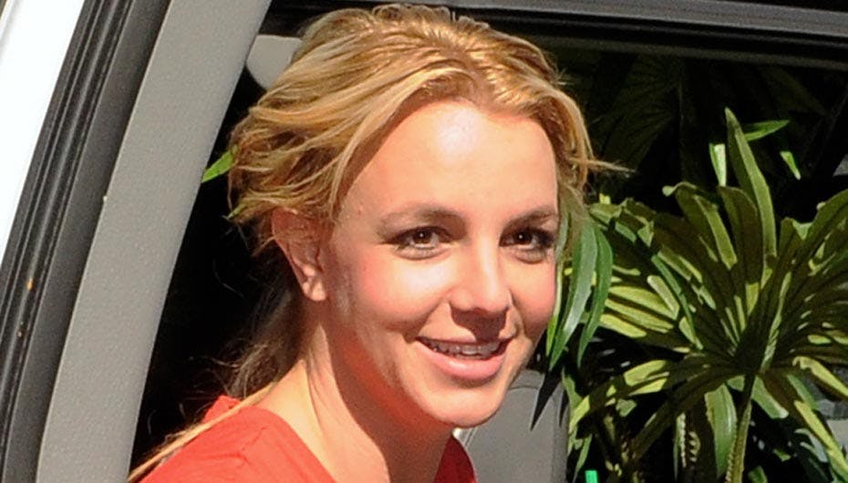 En glad og smilende Britney næsten som i gamle dage
