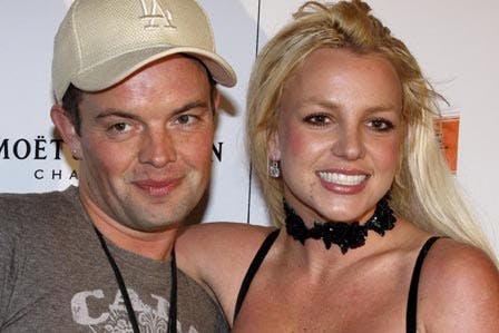 https://imgix.seoghoer.dk/media/se-og-hoer/musik/britneyhjelmbak-jpg.jpg