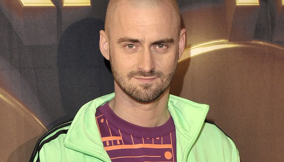 Hvis man finder Jokeren i bar mave på stranden, så kan man se et lille ar på hans brystkasse