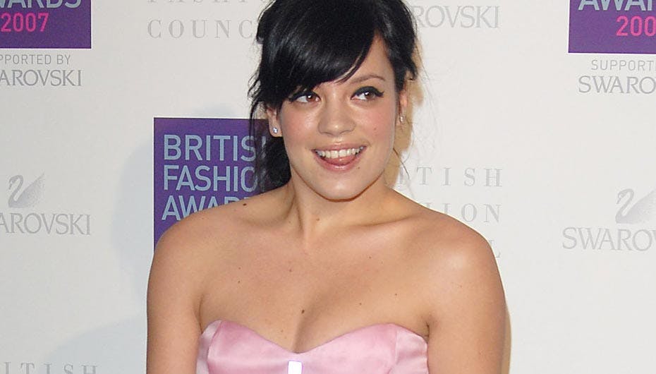 Lilly Allen fejrede sin pladekontrakt med strip