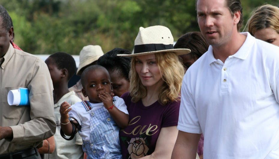 Madonna med lille David på armen under en af hendes rejser i Malawi