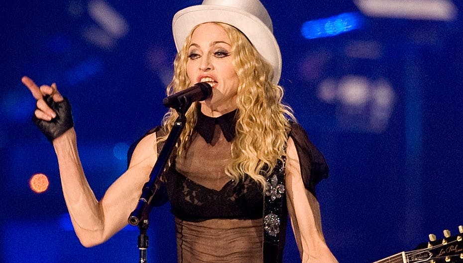 https://imgix.seoghoer.dk/media/se-og-hoer/musik/madonna-trostet-af-sean-jpg.jpg