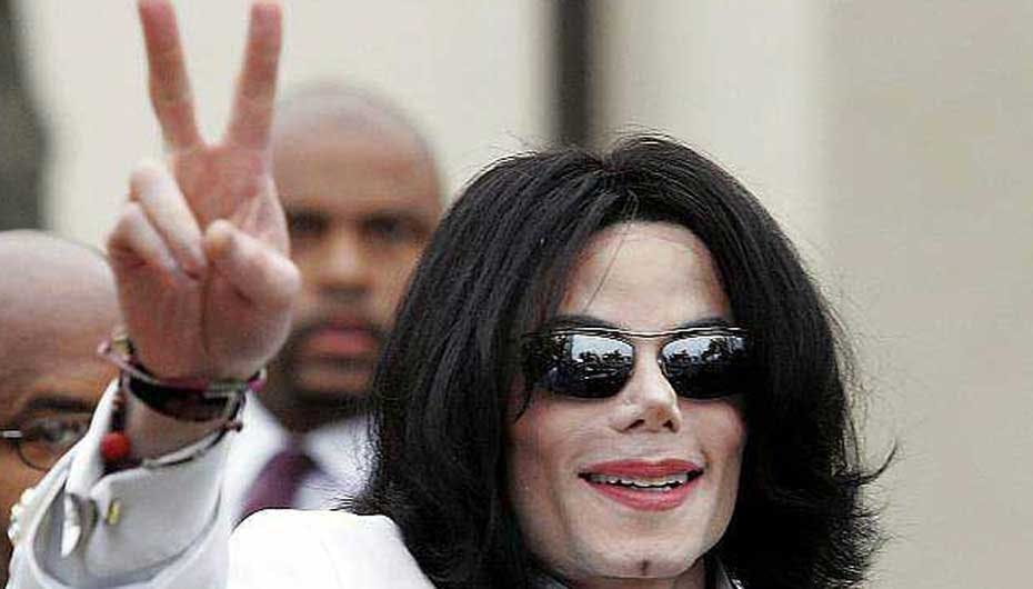 Et tragisk endeligt for poppens mest kontroversielle mand: Michael Jackson er død af et hjerteslag i sit hjem i Holmby Hills