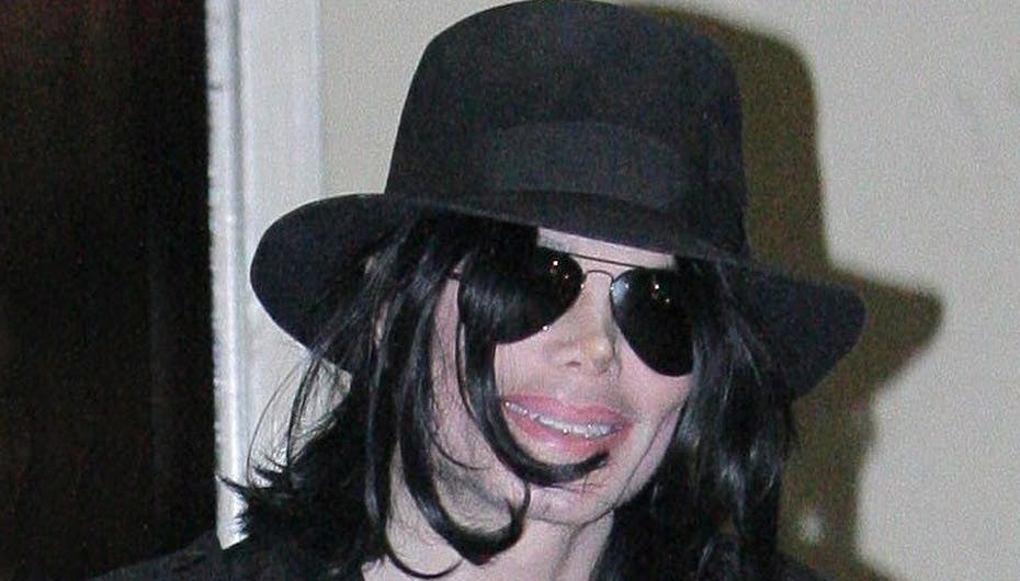 Michael Jackson har ikke vist sig for offentligheden i meget lang tid, men sådan så han ud, da han var ude at shoppe i slutningen af februar