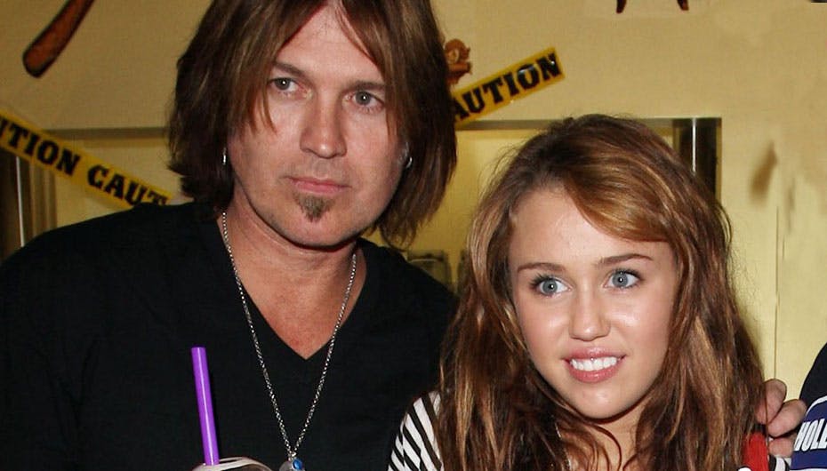 Billy Ray med en beskyttende hånd omkring datteren Miley Cyrus 15 år