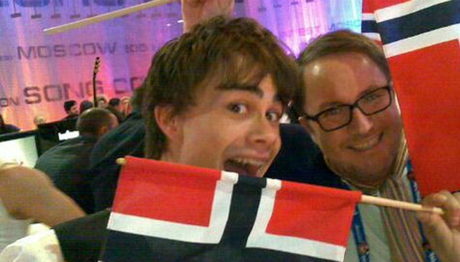 Alexander og Per Sundnes, som er en af Norges helt store Grand Prix-eksperter, jubler over sejren