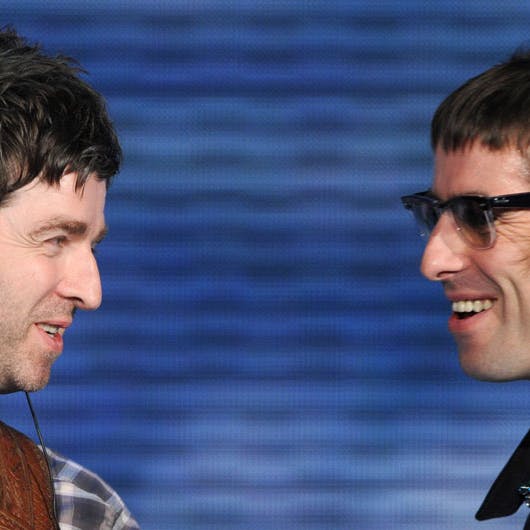 https://imgix.seoghoer.dk/media/se-og-hoer/musik/oasis-elsker-gunsnroses-jpg.jpg
