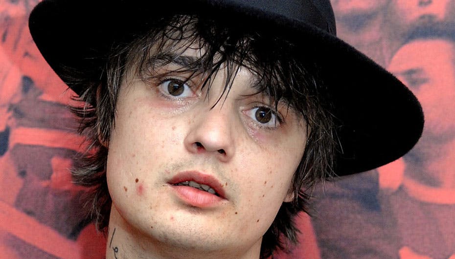 Pete Doherty var som sædvanlig døddrukken og påvirket af hvad som helst, der kan indtages gennem næsen