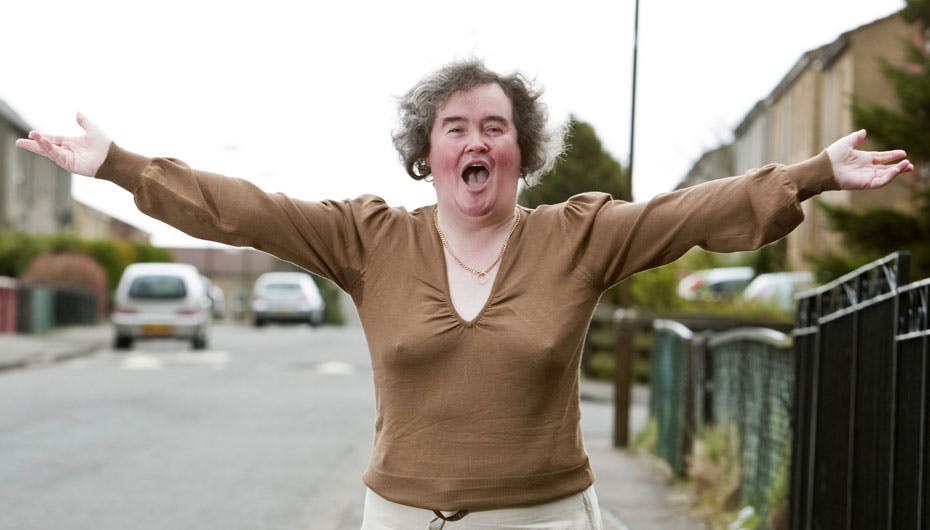 Nok kommer Susan fra beskedne kår i Skotland, men verden ligger nu for hendes fødder