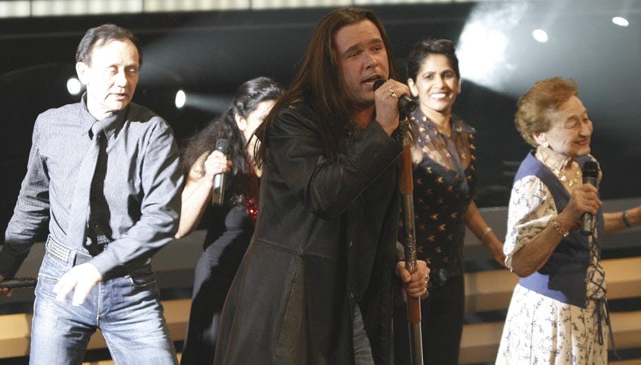 Her er Oliver ved X Factors finaleshow - flot flankeret af de andre udsmidte deltagerer