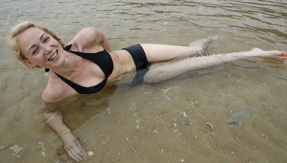 – Jeg er ikke helt single - jeg lever altså ikke i cølibat, griner 32-årige Ditte Büchmann Jensen