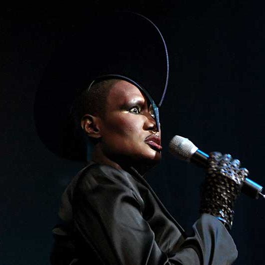 https://imgix.seoghoer.dk/media/se-og-hoer/roskilde-festival-09/gracejones-jpg.jpg