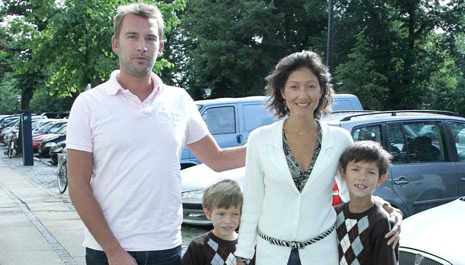 Den lille familie, der holder til på Svanemøllevej, har ikke just overrendt Alexandras forældre. Nu råder de bod på det, og holder efterårsferie i Wien