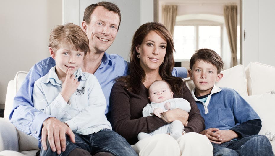 Prins Joachim med armen om sin hustru, Felix på knæet og storebror Nikolai yderst til højre