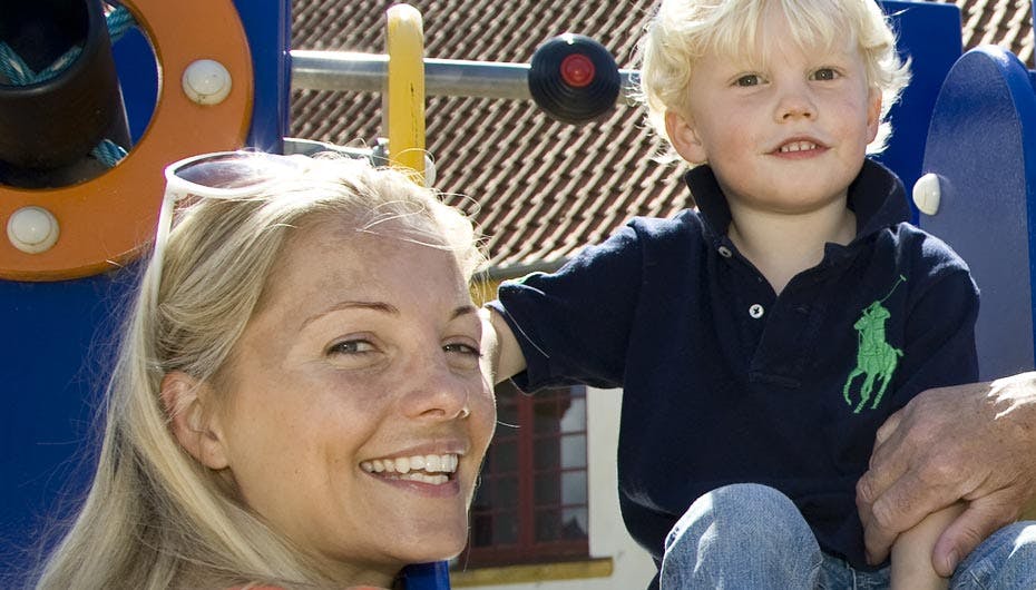 Caroline Fleming med sønnen Alexander på legepladsen. Nu er rutsjebanen skiftet ud med skolebænken