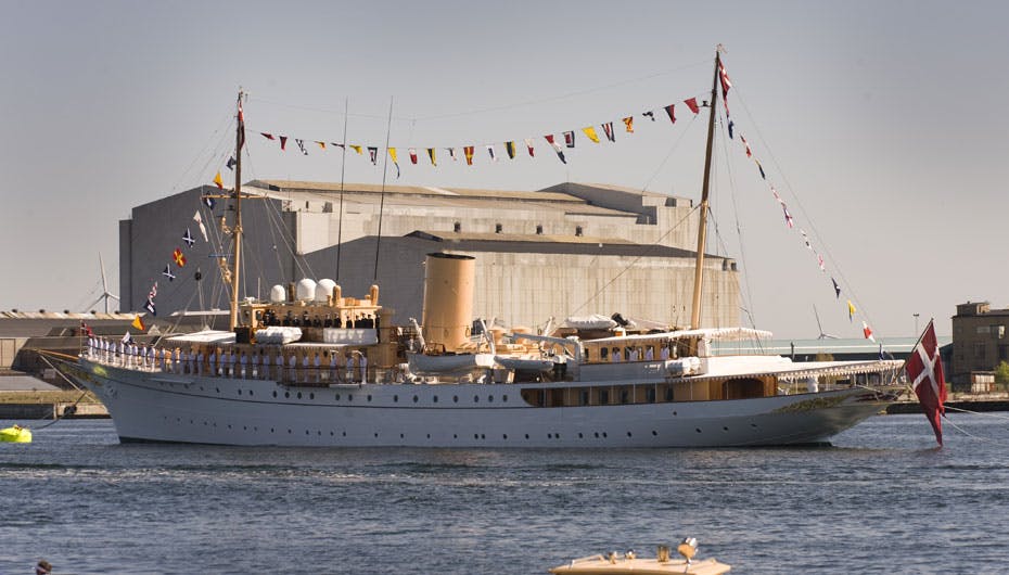Dannebrog fik kun overfladiske skrammer ved påsejlingen