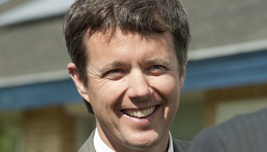 Frederik bliver fejret af kronprinseparrene fra både Norge og Sverige samt en flok af hans nærmeste venner