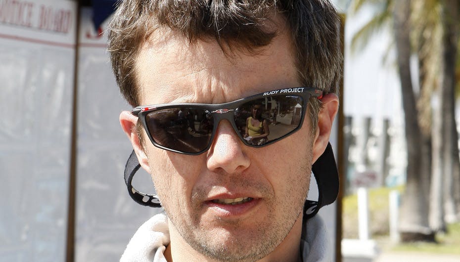 Kronprinsen er meget bevidst om ikke at overbelaste sit skadede ben