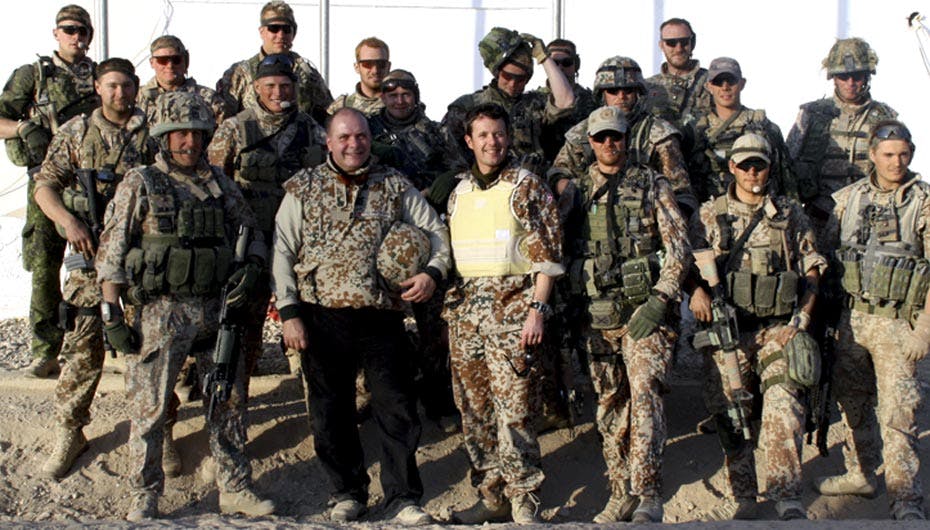 Frederik og Søren Gade sammen med de udsendte soldater