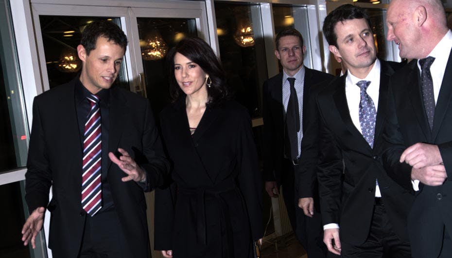 Hernings borgmester Lars Krarup forbereder Mary på en festlig aften, mens Frederik får sig en snak med direktør George Sørensen fra Messecentret på vej ind til gallamiddagen