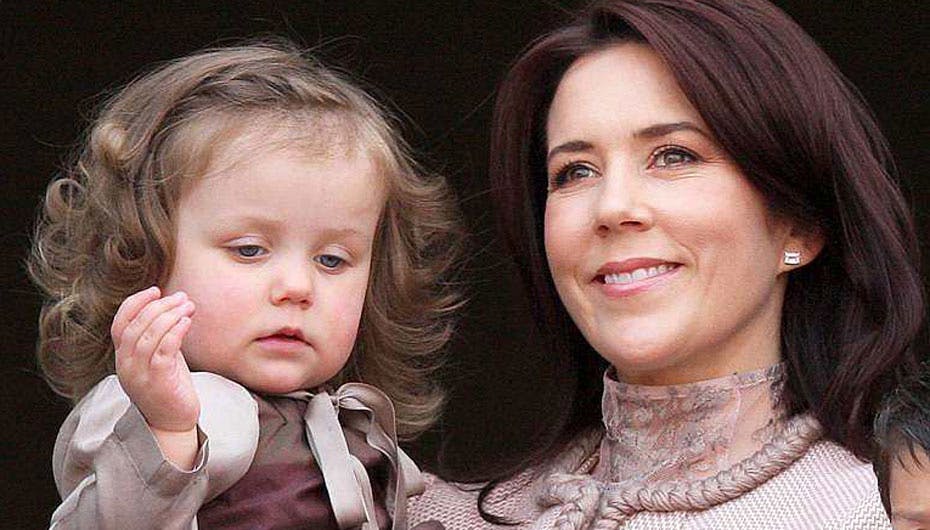 Prinsesse Isabella kan glæde sig sammen med mor Mary over, at ligestillingen nu også gælder indenfor slottets tykke mure