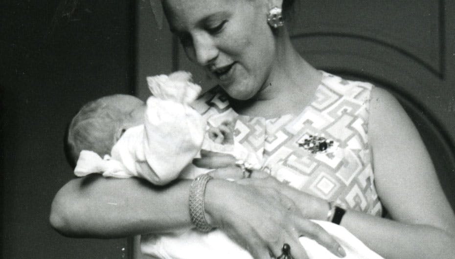 Dronning Margrethe med en spæd prins Joachim i 1969