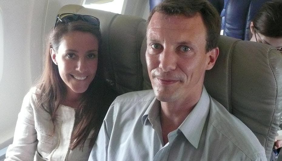 Marie og Joachim fik uventet besøg på flyet hjem fra bryllupsrejsen
