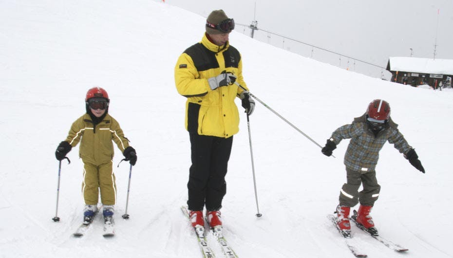 Prins Felix, far Joachim og prins Nikolai må undvære den gravide prinsesse på skibakkerne