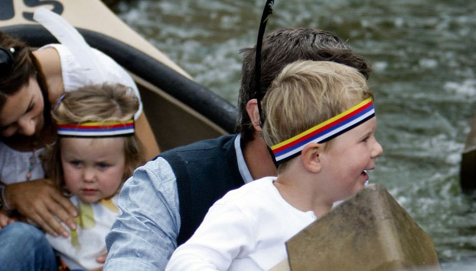 Både Isabella og Christian havde fået indianerfjer på