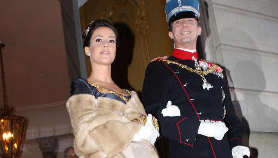 Prinsesse Marie tager sig godt ud iført mink, dybblå silkekjole, tiara og soldat