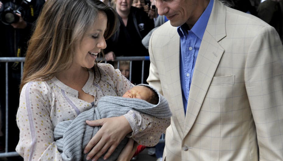 Så blev Danmarks lille nye prins endelig vist frem