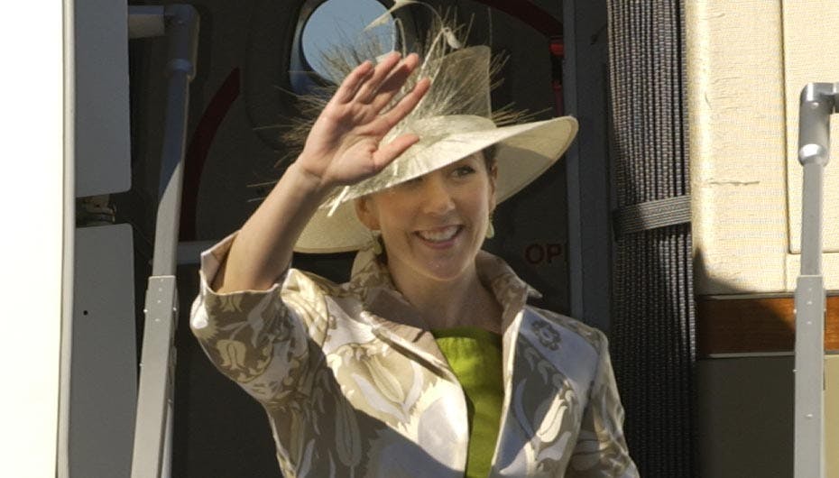 Den danske kronprinsesse vinker royalt efter en af sine flyveture