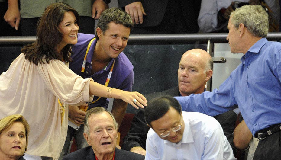 George W. Bush hilste venligt på Mary og Frederik under basketballkampen mellem USA og værtslandet Kina