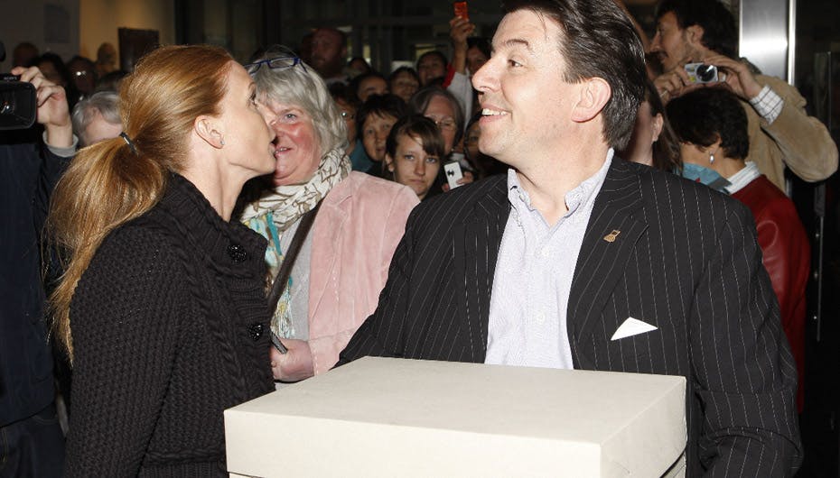 Joachim og Maries gode venner Britt og Oscar Siesbye med smørrebrød under armen