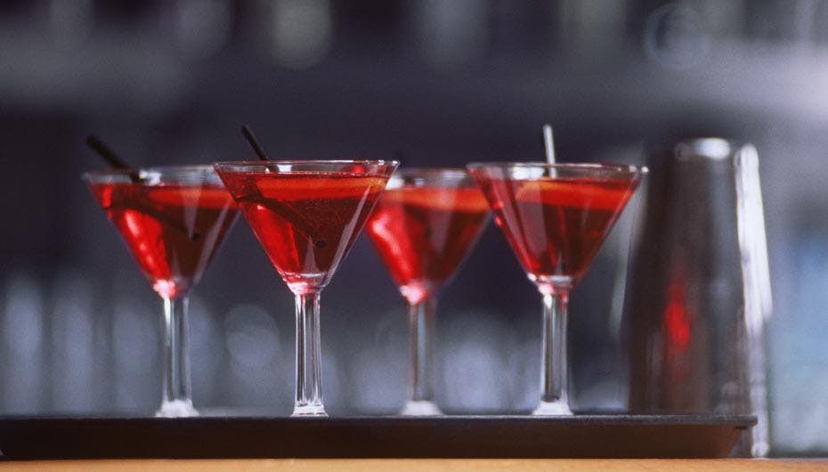 Hvad med at nyde "Sex and the City"-drinken Cosmopolitan og få et glimt af din tilkommende klokken 24