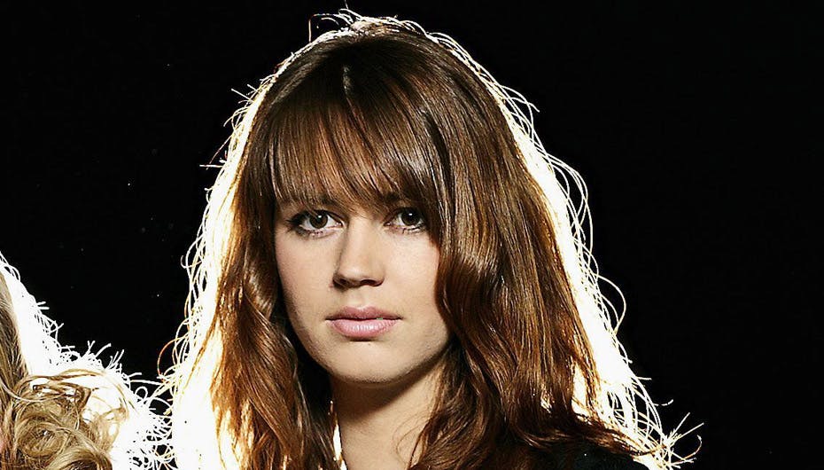 Julia Fabrin og Jeppe er set kyssende. Hun siger, at hun ikke har nogen en kæreste.