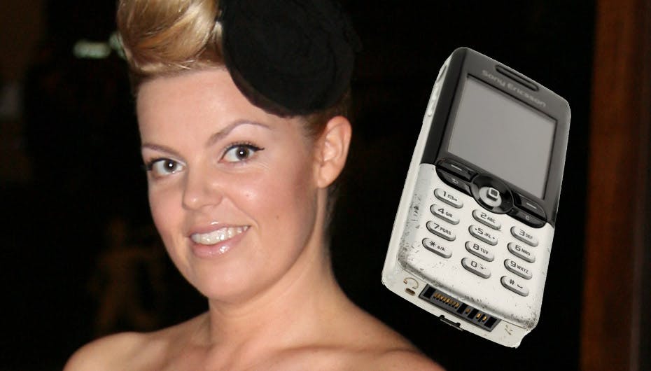 Lina har indset at det er de unge, der er flittigst til at sms stemme, og derfor styrer, hvem der vinder X-Factor