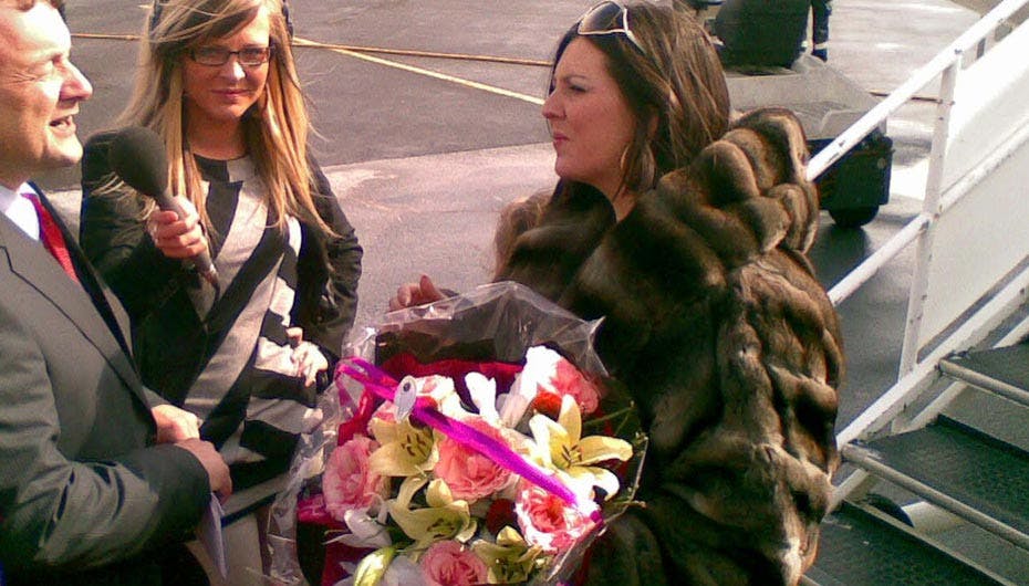 Linda blev modtaget med blomster og hyldestråb, da hun endelig kom til Færøerne